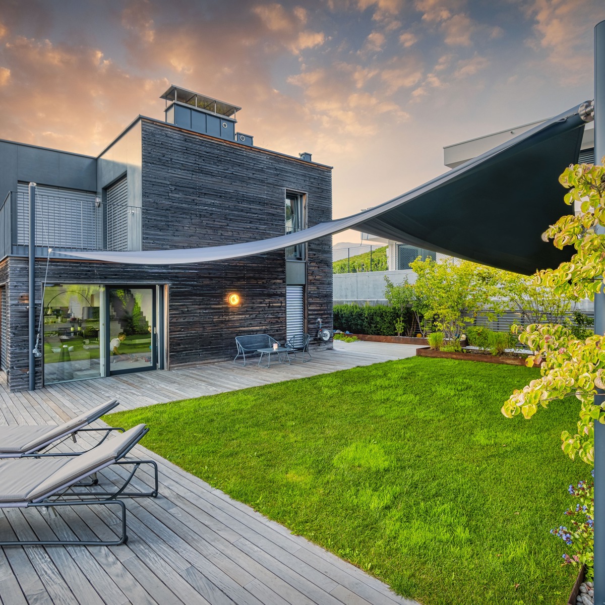 Villa mit Sonnensegel