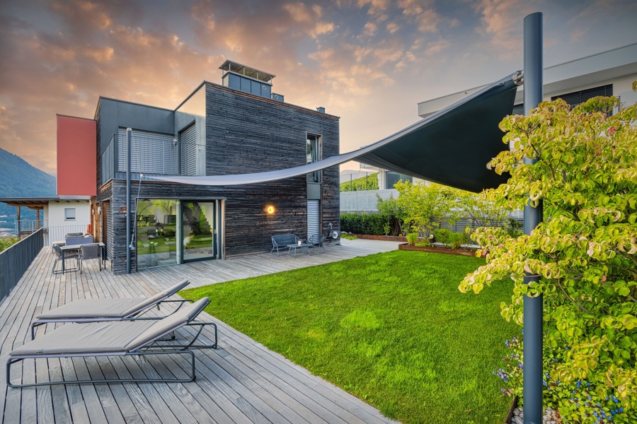 Villa mit Sonnensegel